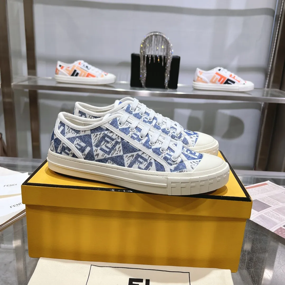 Couple style 💰460❤️Fendi Fendi's latest couple canvas shoes ❑ Fabric: Original customized imported jacquard canvas material ❑ Inner lining: Imported canvas material ❑ Sole: Original molded non-slip TPU outsole ❑ Bottom thickness: 2.5cm ❑ Size: Women's 35-40/Men's 39-45